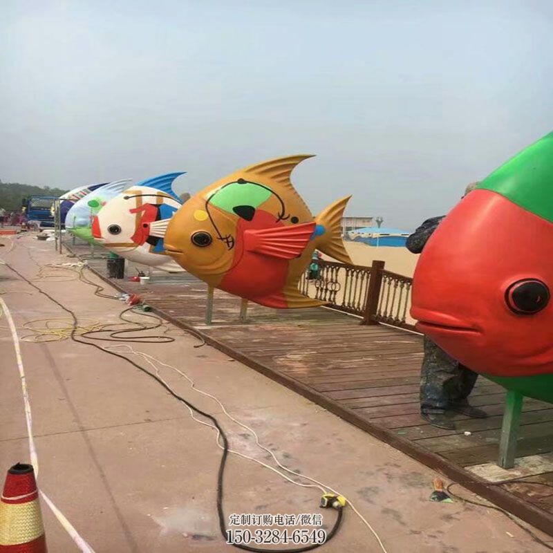 小鱼雕塑 户外彩绘鱼雕塑摆放精选 社区玻璃钢鱼雕塑常用
